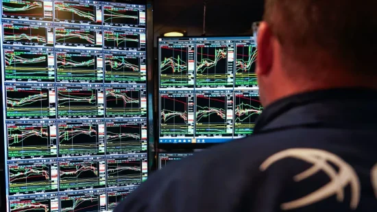 正规实盘股票配资平台 早盘：美股继续上扬 道指涨逾1000点